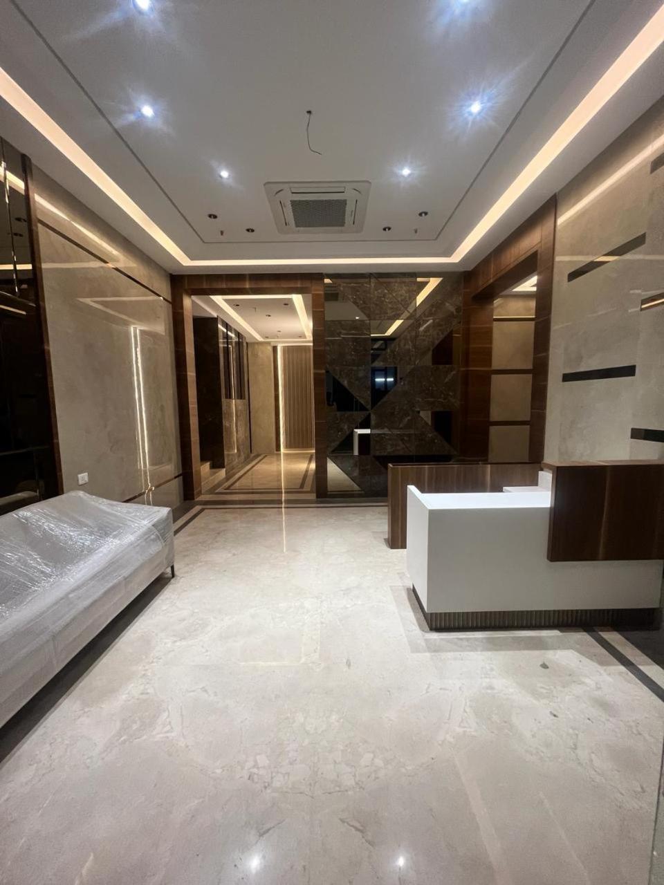 Hsquare Luxury Goregaon Apartemen *
